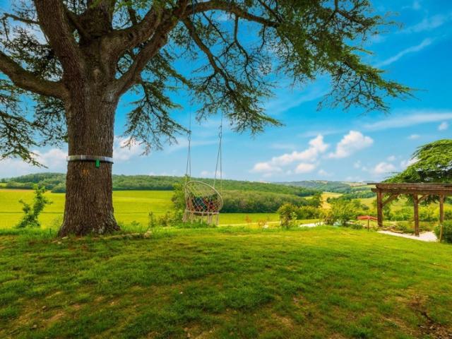 Proprieté de plus de 700m2 habitables sur 1,24 hectare de terrain, piscine et vue exceptionnelle