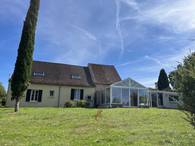 Propriété de plus de 3,8 ha avec une maison principale d’env. 241m² Ginestet