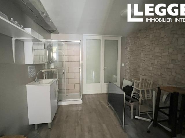 Propriété de plain pied modernisée, habitable avec double vitrage, 1er étage et grange à rénover