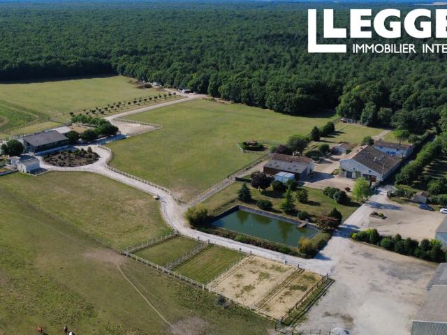 PROPRIÉTÉ DE PRESTIGE EN POITOU CHARENTES – 15 hectares – Domaine rural et équestre avec maisons de caractère