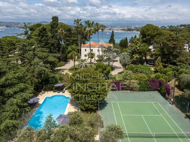 Propriété de prestige située sur le versant ouest du Cap d'A. 512m² Antibes