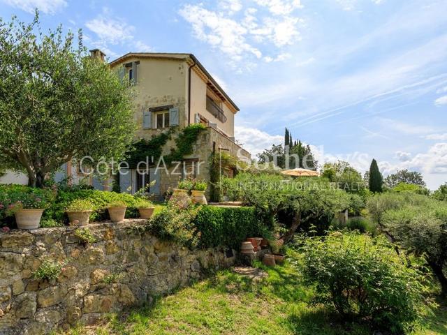 Propriété de prestige: villa provençale à Montauroux avec v. 310m² Montauroux