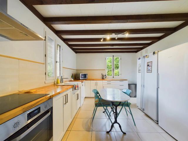 Propriété de 4 chambres avec maison d'amis, piscine, grange. 130m² Verteillac