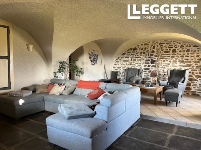 Propriété de quatre chambres, deux cuisines et trois salles de bains..Jardin avec piscine et grange