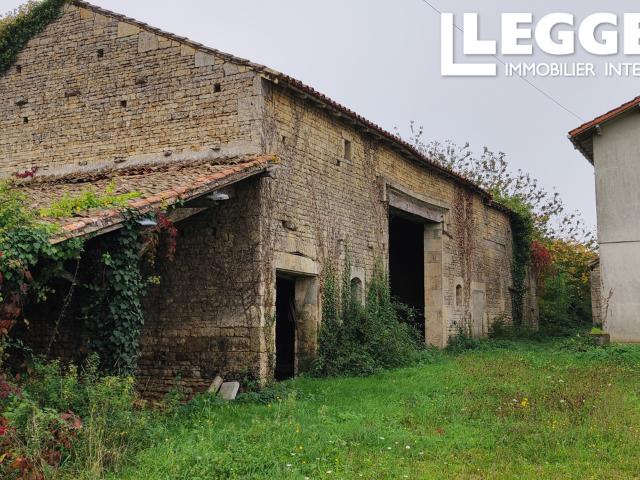 Propriété de trois chambres à louer avec locataire, plus deux propriétés à rénover, granges et jardin