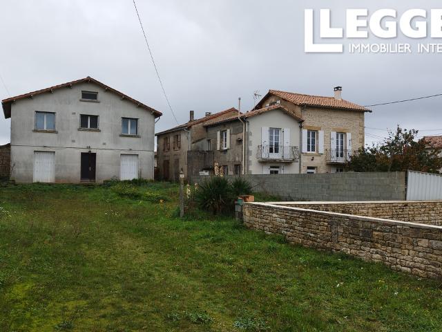 Propriété de trois chambres à louer avec locataire, plus deux propriétés à rénover, granges et jardin