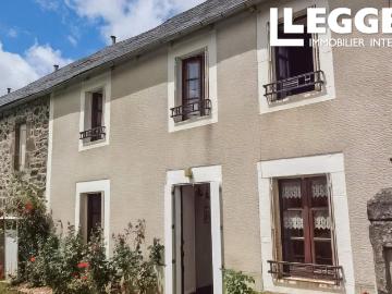 Propriété de trois chambres, avec salon, cuisine, cave et salle de bains. Grande grange avec garage et garage