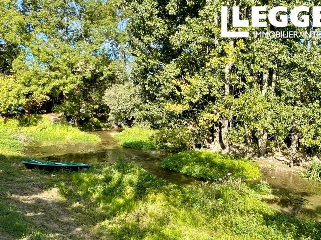 Propriété de trois chambres donnant sur la rivière Charente avec jardin, et dépendance