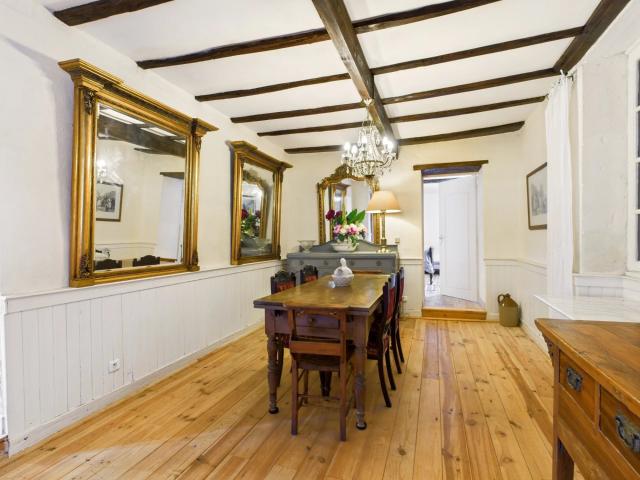 Propriété de trois chambres en bon état avec une vue magnifi. 174m² Verteillac
