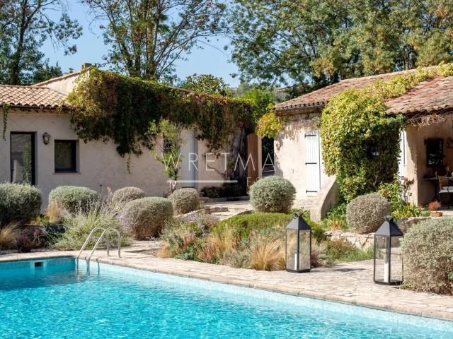 Propriété de trois logements indépendants avec parc privé. 275m² Valbonne