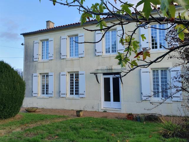 Propriété de type charentaise avec dépendances 180m² Coivert