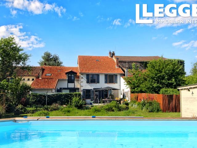 Propriété de village avec annexe/maison. Avec murs en pierre, poutres en chêne, joli jardin, piscine, dépenda