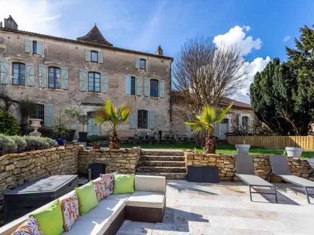 Propriété de village avec annexes, jardin et piscine 456m² Puy l'Evêque