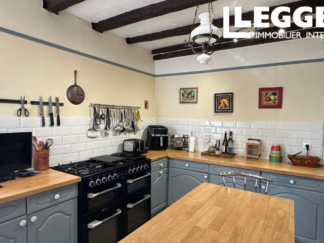 SOUS OFFRE Propriété de village avec 4 chambres spacieuses, garage et jardin
