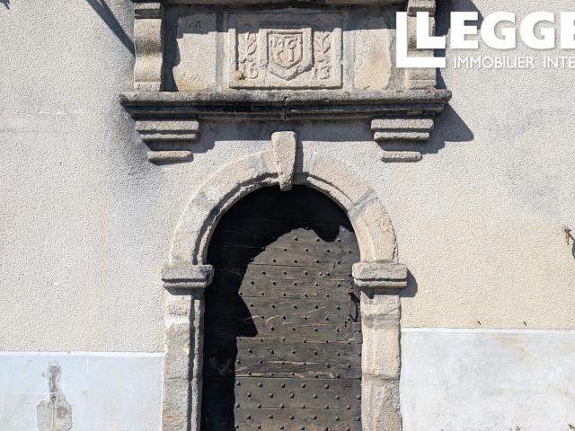 Propriété de village comprenant une maison, une ancienne boulangerie et un appartement avec jardin