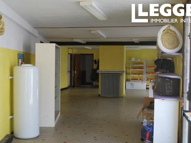 Propriété de village de 3 / 4 chambres à coucher avec un grand espace commercial de 83m2 et un appartement