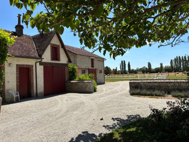 Propriété des années 50 avec écuries et 3,5 ha au cœur du bourg Le Mêle sur Sarthe