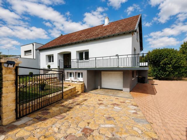 PROPRIETE ENTIÈREMENT RÉNOVÉE 4 CHAMBRES TERRASSE 70 M2 PARCELLE 10 ARES ATELIER 60 M2