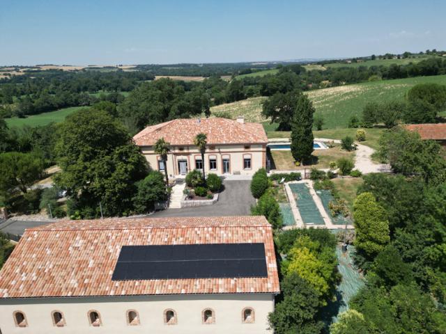 Propriété entièrement rénovée de 323 m2 avec piscine et dépe