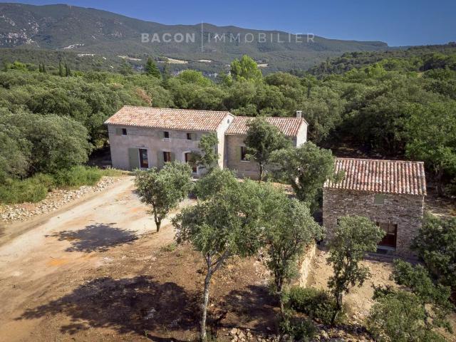 Propriété en cours de rénovation. 200m² Bonnieux