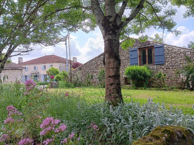 Propriété en pierre avec 2 gîtes et piscine