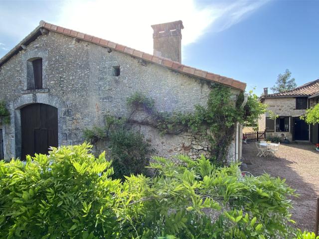 Propriété en pierre avec gîte et dépendances – près de Brant. 154m² Brantôme
