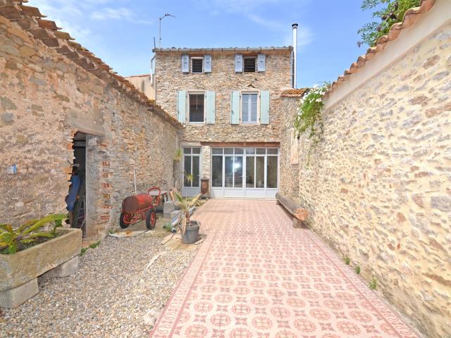 Propriété en pierre avec grange et piscine, rénovation à ter. 145m² Trausse
