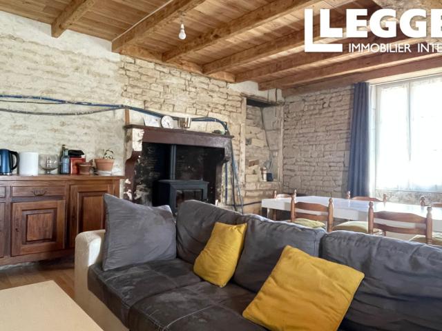 Propriété en pierre avec deux chambres, dépendances et un grand jardin à distance de marche des commodités loc