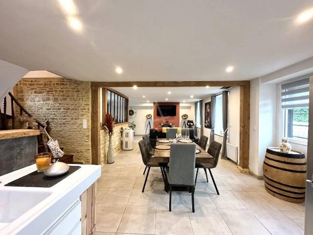 Propriété en pierre avec deux habitations et dépendances, Proche