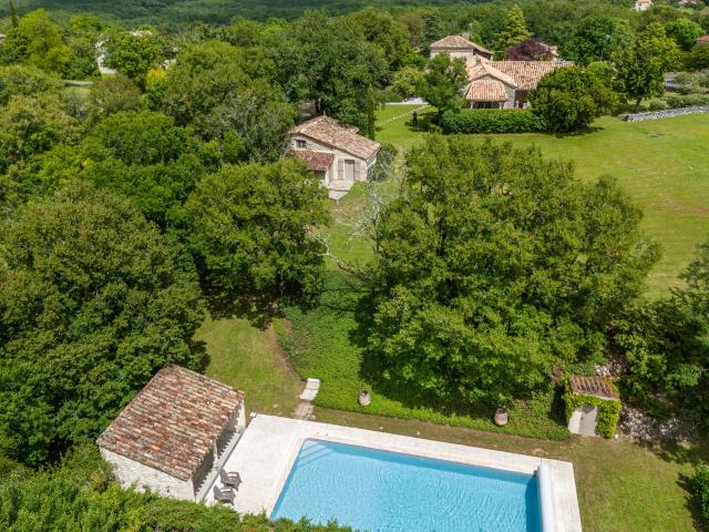Propriété en pierre avec dépendance, piscine et atelier