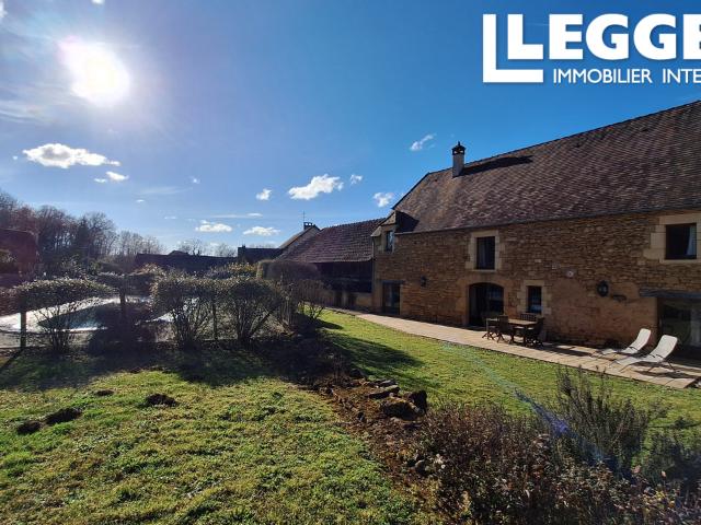 Propriété en pierre avec dépendances et piscine, à 15 minutes de Sarlat – Vendue meublée