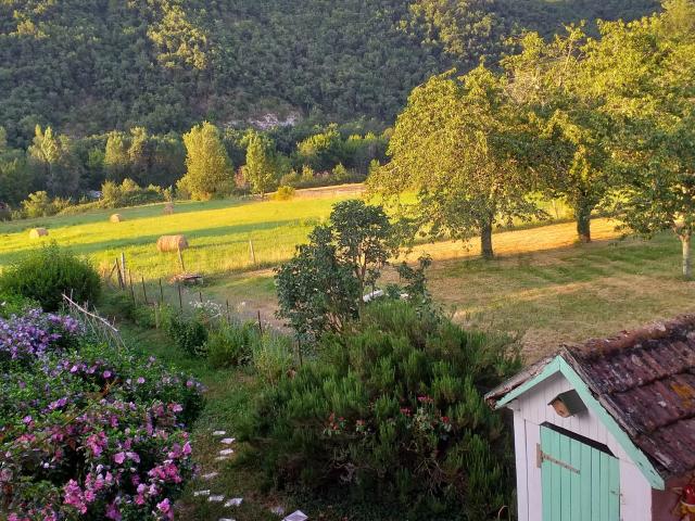 Propriété en pierre avec dépendances sur un jardin de 4104 m²