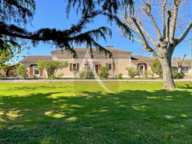 Propriété en pierre avec dépendances, piscine et pool house 142m² Trentels