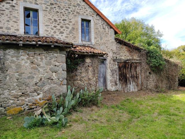 Propriété en pierre avec étang à rénover au cœur du Périgord. 80m² Piégut Pluviers