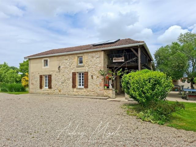 Propriété en pierre avec maison, gîte, 245m², 7 chambres, piscine, 300m² de dépendances, parc de 2,5 hectares