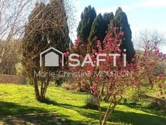 Propriété en pierre avec plusieurs logements et grand et beau terrain clos et arboré avec une partie constructible