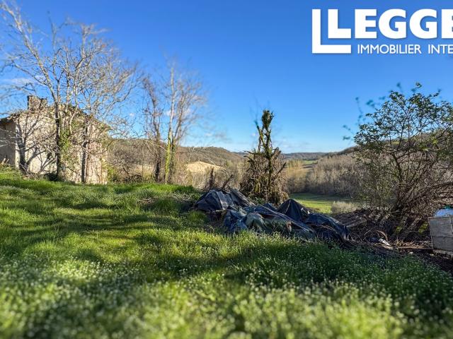 Propriété en pierre à rénover comprenant 2 maisons, des granges et une vue dominante, sur 6360 m² de terrain