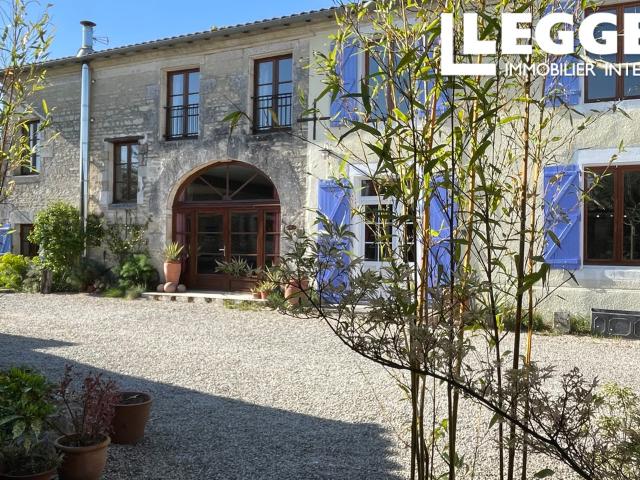 Propriété en pierre de caractère, dans un hameau calme, avec quatre chambres, grand salon et de beaux jardins