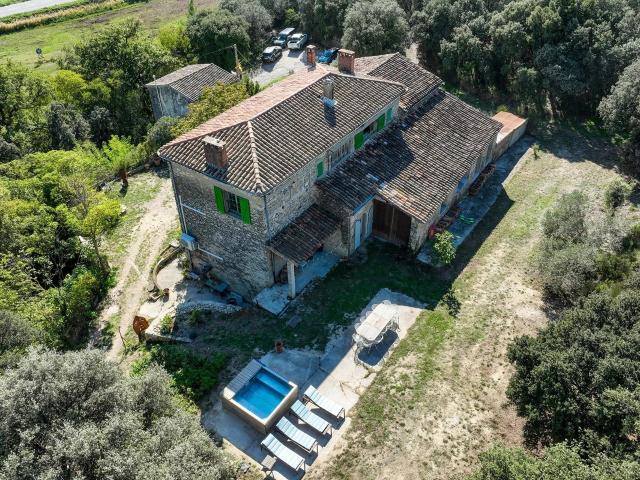 Propriété en pierre exceptionnelle avec ferme de truffes sur. 268m² Lourmarin