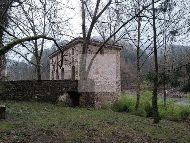 Propriété en pierre en bord de rivière
