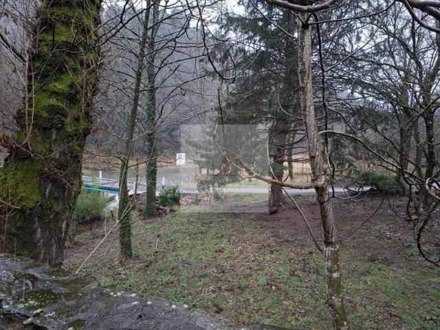 Propriété en pierre en bord de rivière