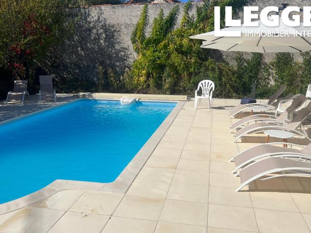 Propriété en pierre entièrement rénové de 170m2 dans un hameau 5 chambres, 4 douches, piscine et grande cour