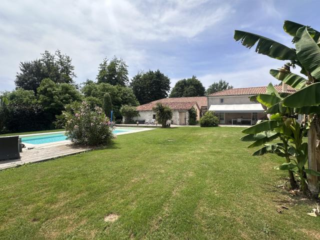 Propriété en pierre entièrement rénovée + 2 gites, salle de. 420m² Saint Sylvestre sur Lot