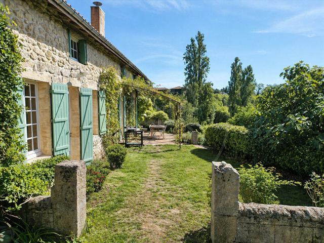 Propriété en pierre pleine de caractère 275m² Branne