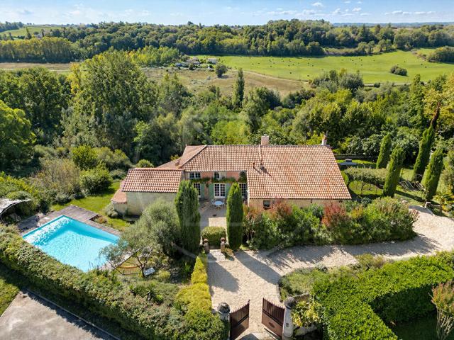Propriété en pierre pleine de caractère 275m² Branne