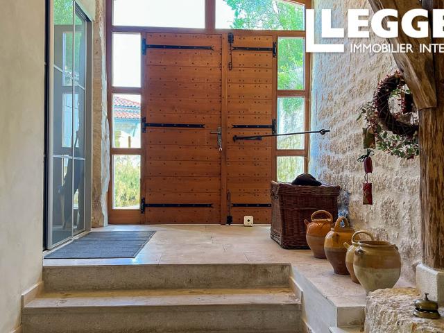 Propriété en pierre rénovée avec maison principale, piscine couverte, 2 gîtes, dépendances, sur 10 ha