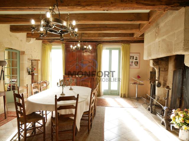 Authentique maison de caractère avec dépendances, cour en pierre et vue sur les vignobles de Saint Émilion