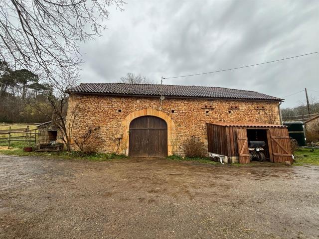 Propriété en pierres avec des dépendances sur 1.16 hectares. 100m² Saint Martin le Redon