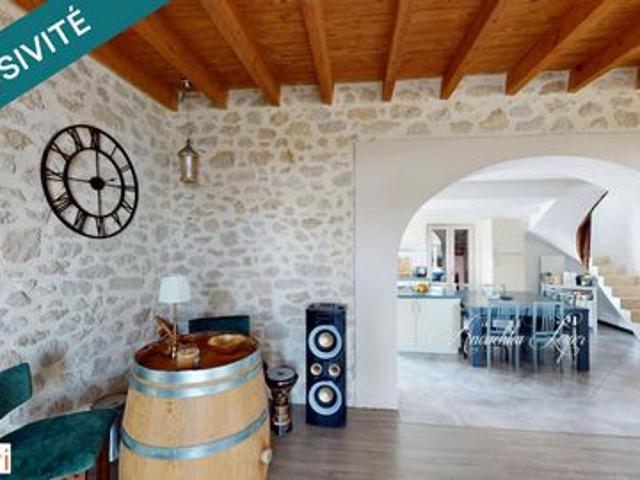 Propriété en pierres avec dépendances et piscine