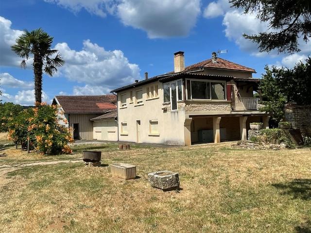 Propriété en pierres avec dépendances sur 4400 m² de terrain 225m² Duravel